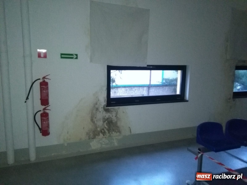 Zdjęcie w galerii na portalu naszraciborz.pl: Odwilż pozwoliła odpompować wodę z dachu hali ZSOMS  wiadomości z regionu