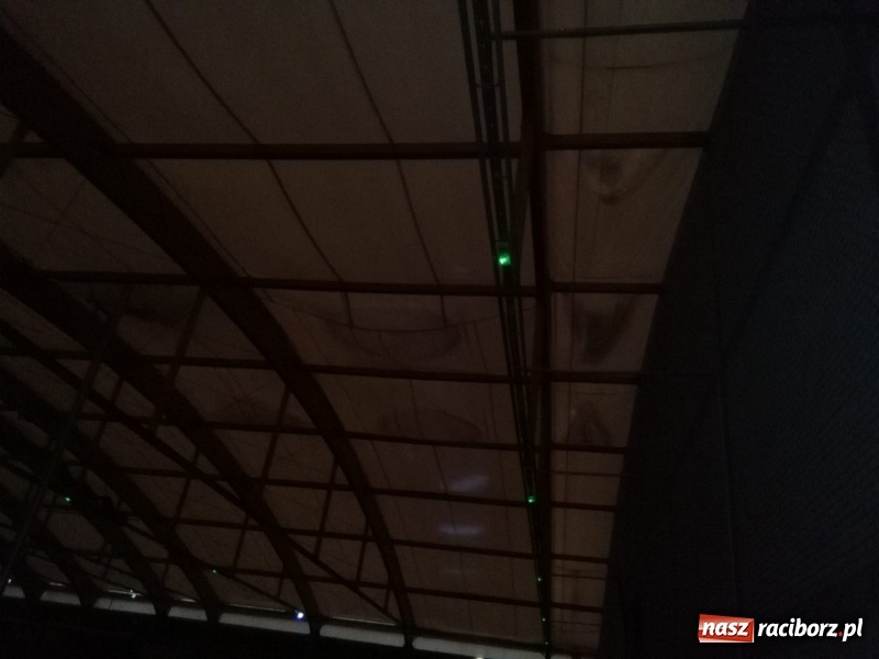 Zdjęcie w galerii na portalu naszraciborz.pl: Odwilż pozwoliła odpompować wodę z dachu hali ZSOMS  wiadomości z regionu