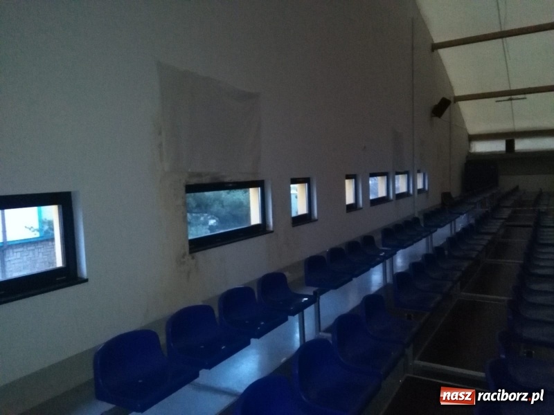 Zdjęcie w galerii na portalu naszraciborz.pl: Odwilż pozwoliła odpompować wodę z dachu hali ZSOMS  wiadomości z regionu