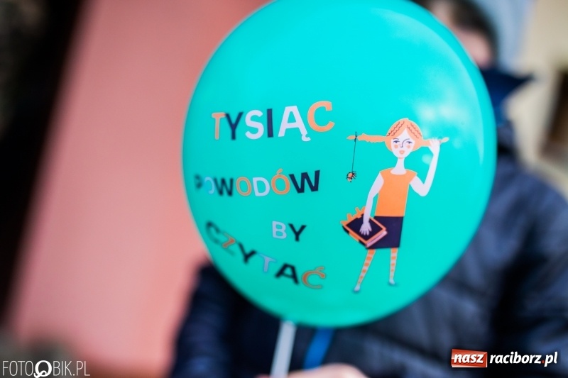 Zdjęcie w galerii na portalu naszraciborz.pl: Tysiąc książek od Empiku dla Szkoły Podstawowej w Rudniku wiadomości z regionu