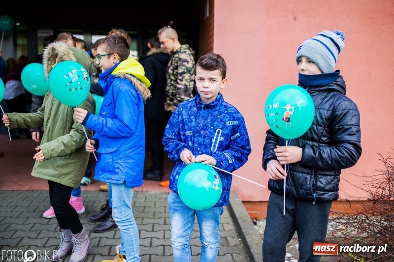 Zdjęcie w galerii na portalu naszraciborz.pl: Tysiąc książek od Empiku dla Szkoły Podstawowej w Rudniku wiadomości z regionu