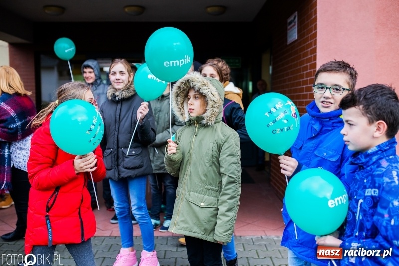Zdjęcie w galerii na portalu naszraciborz.pl: Tysiąc książek od Empiku dla Szkoły Podstawowej w Rudniku wiadomości z regionu