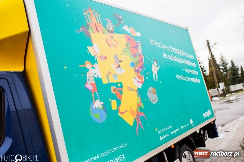 Zdjęcie w galerii na portalu naszraciborz.pl: Tysiąc książek od Empiku dla Szkoły Podstawowej w Rudniku wiadomości z regionu