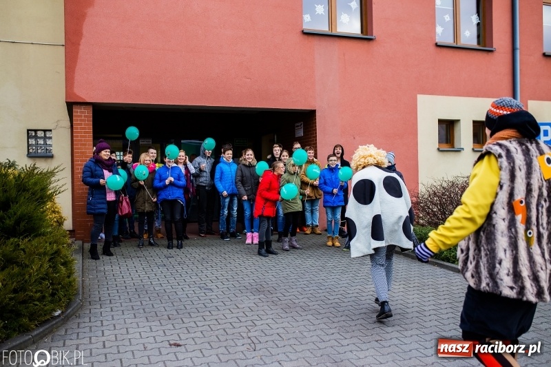 Zdjęcie w galerii na portalu naszraciborz.pl: Tysiąc książek od Empiku dla Szkoły Podstawowej w Rudniku wiadomości z regionu