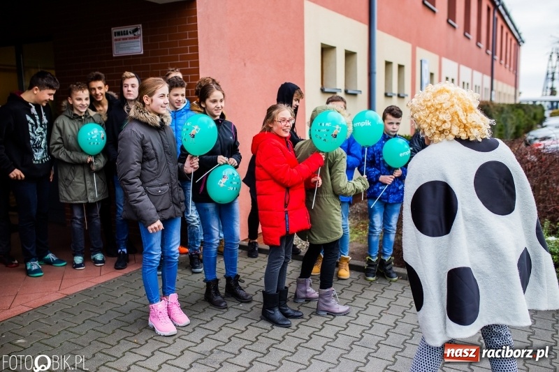 Zdjęcie w galerii na portalu naszraciborz.pl: Tysiąc książek od Empiku dla Szkoły Podstawowej w Rudniku wiadomości z regionu
