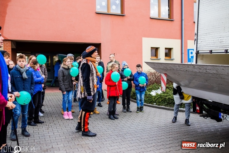 Zdjęcie w galerii na portalu naszraciborz.pl: Tysiąc książek od Empiku dla Szkoły Podstawowej w Rudniku wiadomości z regionu