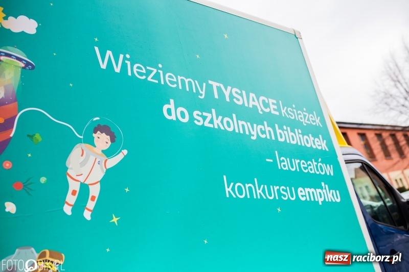 Zdjęcie w galerii na portalu naszraciborz.pl: Tysiąc książek od Empiku dla Szkoły Podstawowej w Rudniku wiadomości z regionu