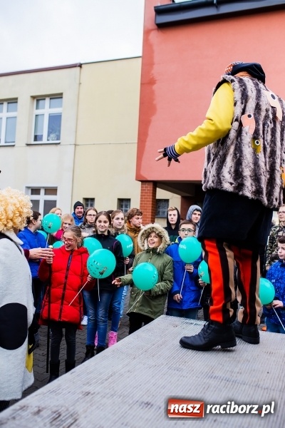 Zdjęcie w galerii na portalu naszraciborz.pl: Tysiąc książek od Empiku dla Szkoły Podstawowej w Rudniku wiadomości z regionu