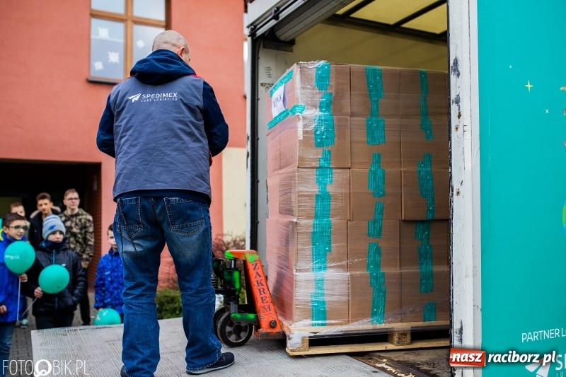 Zdjęcie w galerii na portalu naszraciborz.pl: Tysiąc książek od Empiku dla Szkoły Podstawowej w Rudniku wiadomości z regionu