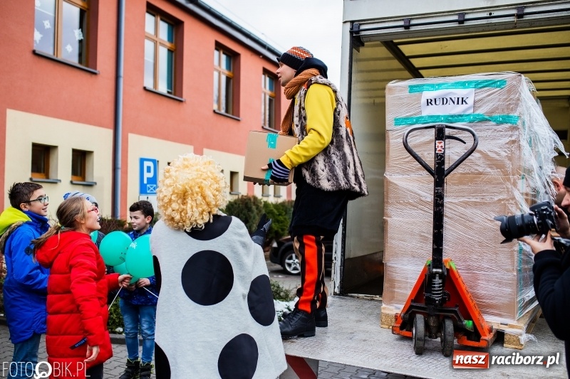 Zdjęcie w galerii na portalu naszraciborz.pl: Tysiąc książek od Empiku dla Szkoły Podstawowej w Rudniku wiadomości z regionu