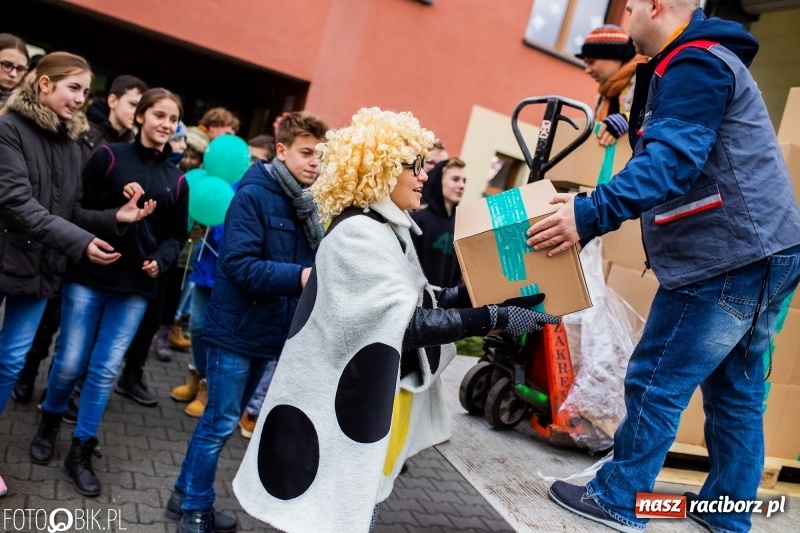 Zdjęcie w galerii na portalu naszraciborz.pl: Tysiąc książek od Empiku dla Szkoły Podstawowej w Rudniku wiadomości z regionu