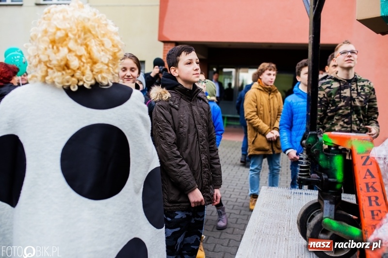 Zdjęcie w galerii na portalu naszraciborz.pl: Tysiąc książek od Empiku dla Szkoły Podstawowej w Rudniku wiadomości z regionu