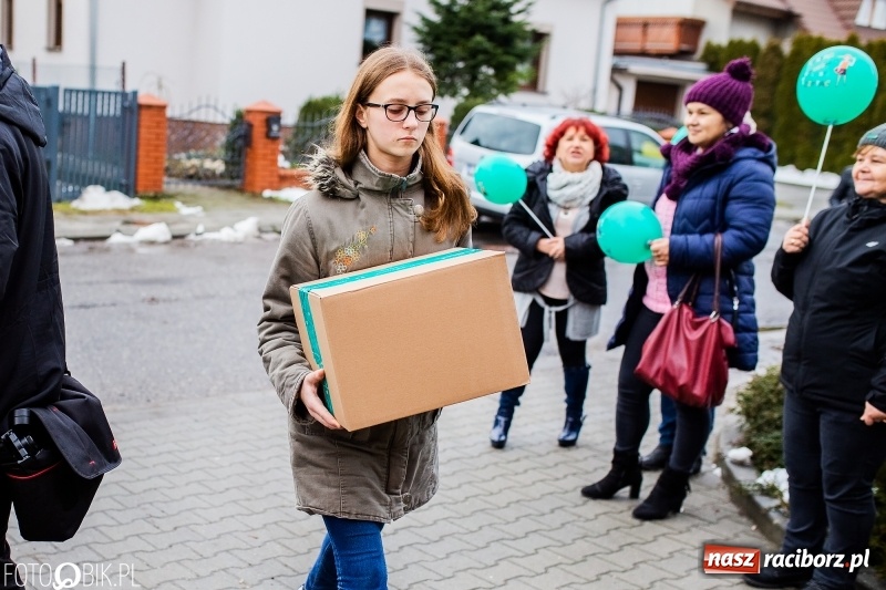 Zdjęcie w galerii na portalu naszraciborz.pl: Tysiąc książek od Empiku dla Szkoły Podstawowej w Rudniku wiadomości z regionu