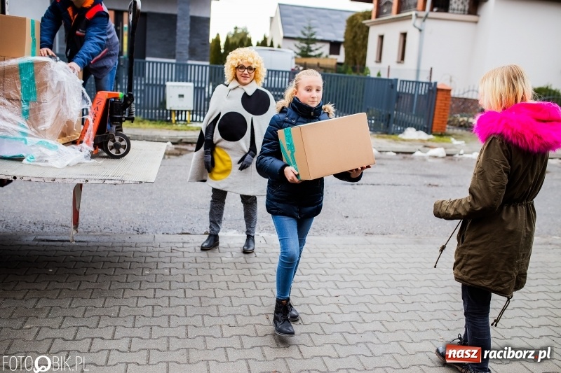 Zdjęcie w galerii na portalu naszraciborz.pl: Tysiąc książek od Empiku dla Szkoły Podstawowej w Rudniku wiadomości z regionu