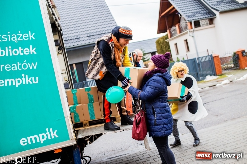 Zdjęcie w galerii na portalu naszraciborz.pl: Tysiąc książek od Empiku dla Szkoły Podstawowej w Rudniku wiadomości z regionu