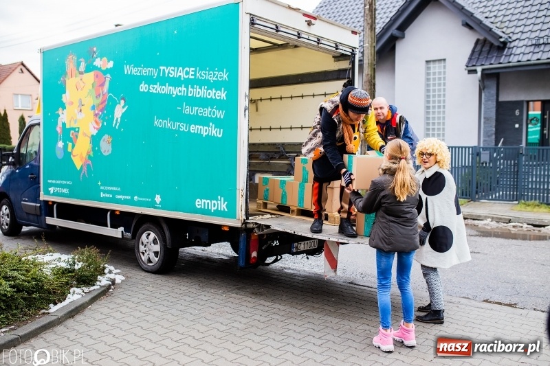 Zdjęcie w galerii na portalu naszraciborz.pl: Tysiąc książek od Empiku dla Szkoły Podstawowej w Rudniku wiadomości z regionu
