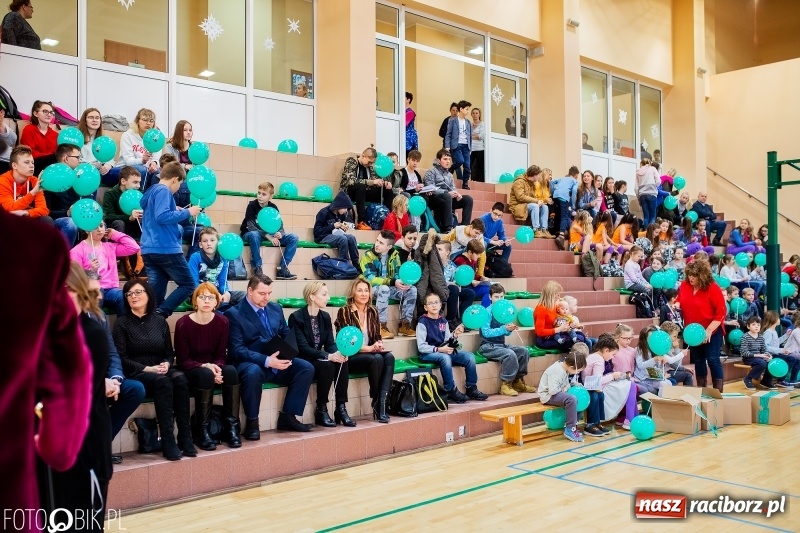 Zdjęcie w galerii na portalu naszraciborz.pl: Tysiąc książek od Empiku dla Szkoły Podstawowej w Rudniku wiadomości z regionu