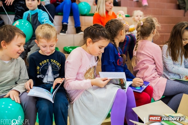 Zdjęcie w galerii na portalu naszraciborz.pl: Tysiąc książek od Empiku dla Szkoły Podstawowej w Rudniku wiadomości z regionu