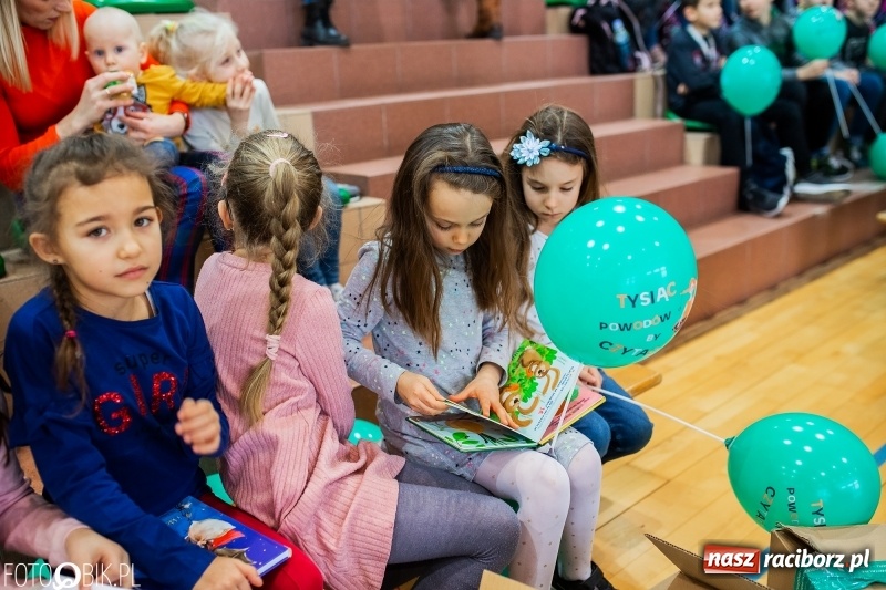 Zdjęcie w galerii na portalu naszraciborz.pl: Tysiąc książek od Empiku dla Szkoły Podstawowej w Rudniku wiadomości z regionu