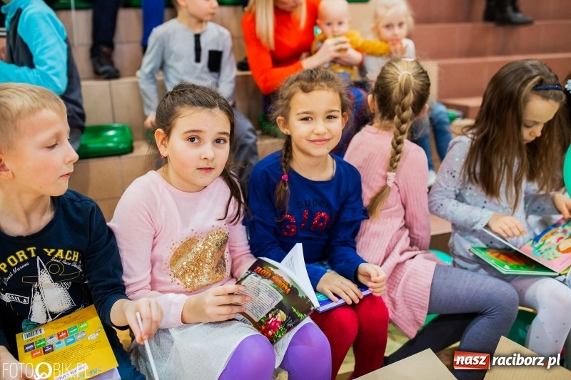 Zdjęcie w galerii na portalu naszraciborz.pl: Tysiąc książek od Empiku dla Szkoły Podstawowej w Rudniku wiadomości z regionu