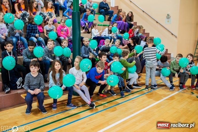Zdjęcie w galerii na portalu naszraciborz.pl: Tysiąc książek od Empiku dla Szkoły Podstawowej w Rudniku wiadomości z regionu