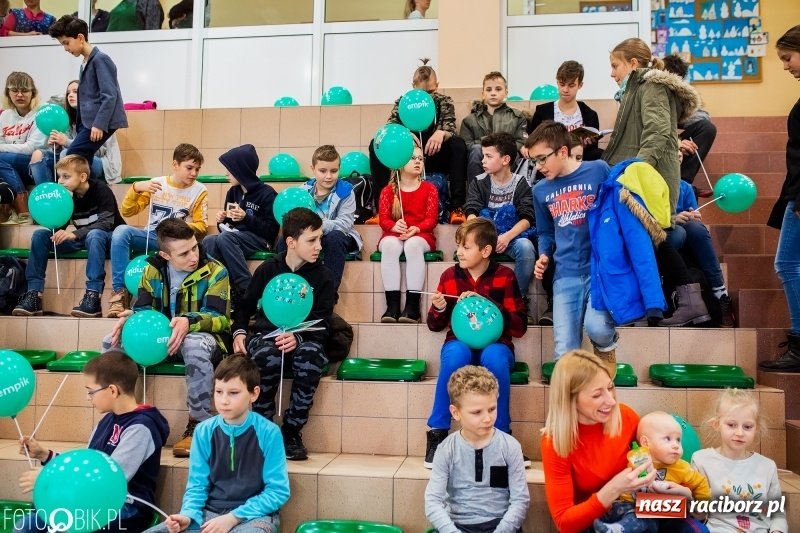 Zdjęcie w galerii na portalu naszraciborz.pl: Tysiąc książek od Empiku dla Szkoły Podstawowej w Rudniku wiadomości z regionu
