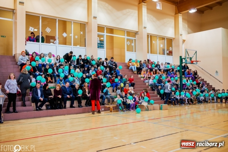 Zdjęcie w galerii na portalu naszraciborz.pl: Tysiąc książek od Empiku dla Szkoły Podstawowej w Rudniku wiadomości z regionu