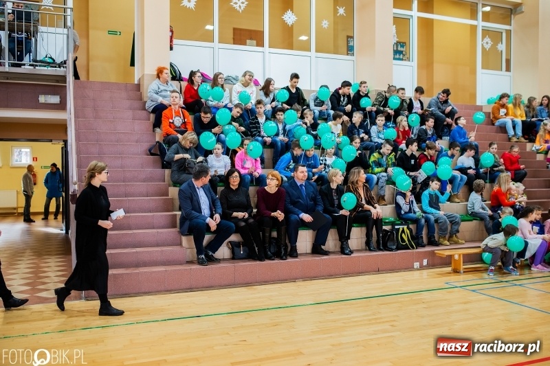 Zdjęcie w galerii na portalu naszraciborz.pl: Tysiąc książek od Empiku dla Szkoły Podstawowej w Rudniku wiadomości z regionu