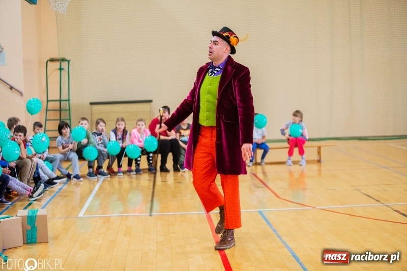 Zdjęcie w galerii na portalu naszraciborz.pl: Tysiąc książek od Empiku dla Szkoły Podstawowej w Rudniku wiadomości z regionu