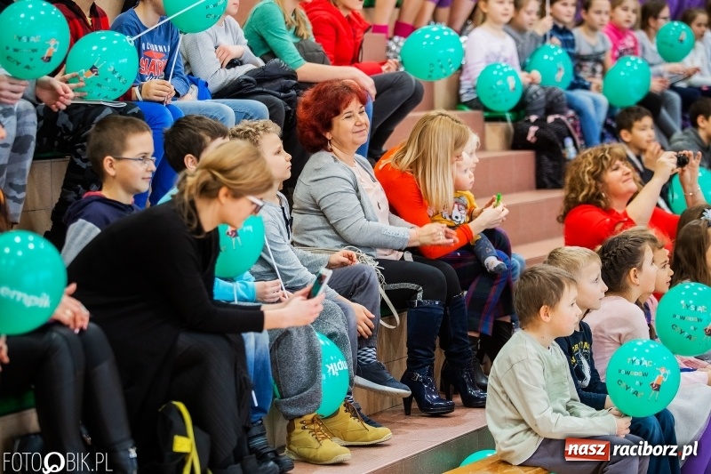 Zdjęcie w galerii na portalu naszraciborz.pl: Tysiąc książek od Empiku dla Szkoły Podstawowej w Rudniku wiadomości z regionu