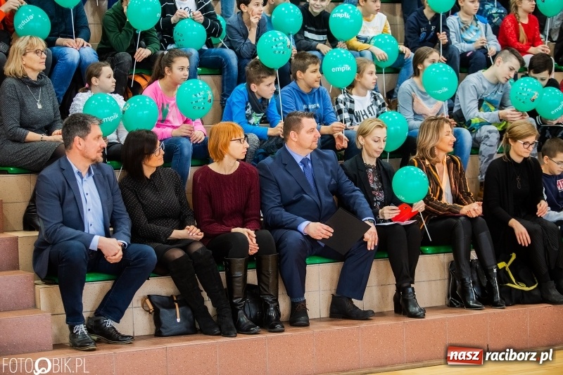 Zdjęcie w galerii na portalu naszraciborz.pl: Tysiąc książek od Empiku dla Szkoły Podstawowej w Rudniku wiadomości z regionu