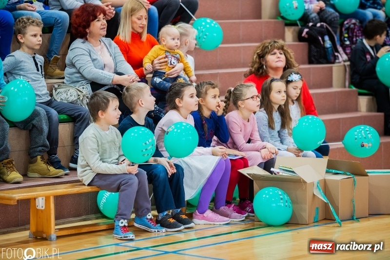 Zdjęcie w galerii na portalu naszraciborz.pl: Tysiąc książek od Empiku dla Szkoły Podstawowej w Rudniku wiadomości z regionu