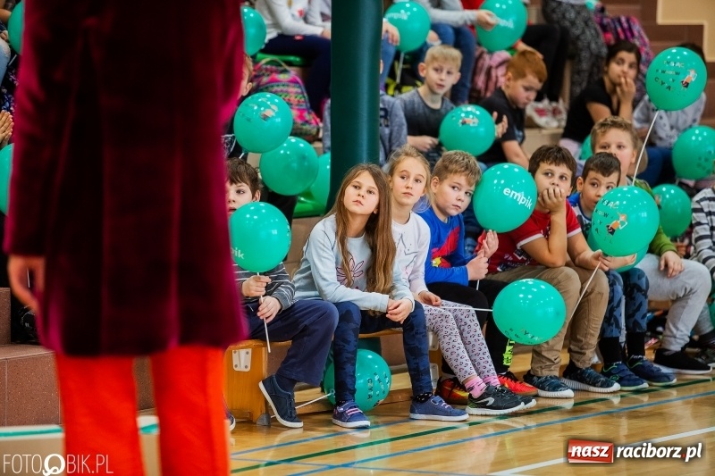 Zdjęcie w galerii na portalu naszraciborz.pl: Tysiąc książek od Empiku dla Szkoły Podstawowej w Rudniku wiadomości z regionu