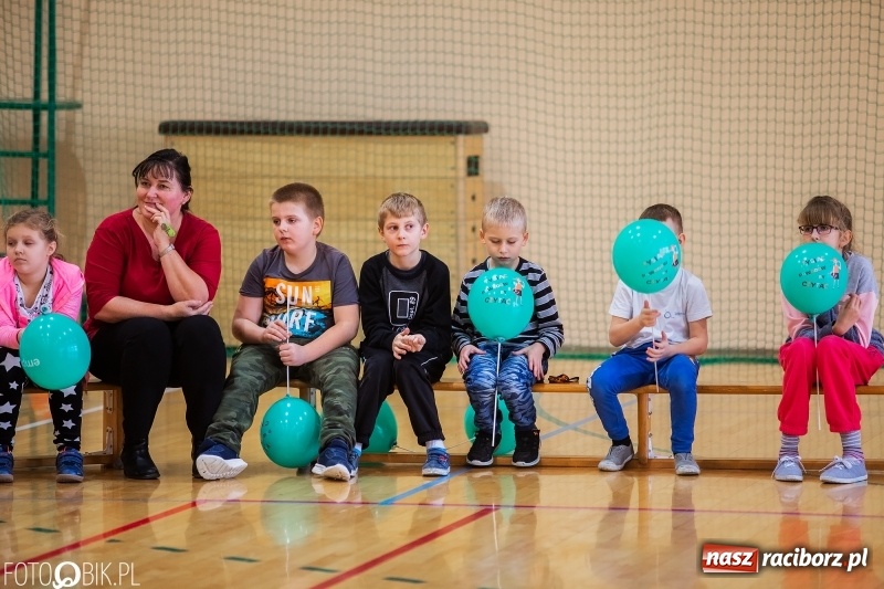 Zdjęcie w galerii na portalu naszraciborz.pl: Tysiąc książek od Empiku dla Szkoły Podstawowej w Rudniku wiadomości z regionu