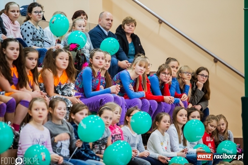 Zdjęcie w galerii na portalu naszraciborz.pl: Tysiąc książek od Empiku dla Szkoły Podstawowej w Rudniku wiadomości z regionu