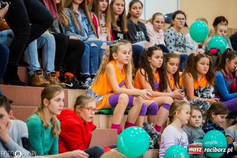 Zdjęcie w galerii na portalu naszraciborz.pl: Tysiąc książek od Empiku dla Szkoły Podstawowej w Rudniku wiadomości z regionu