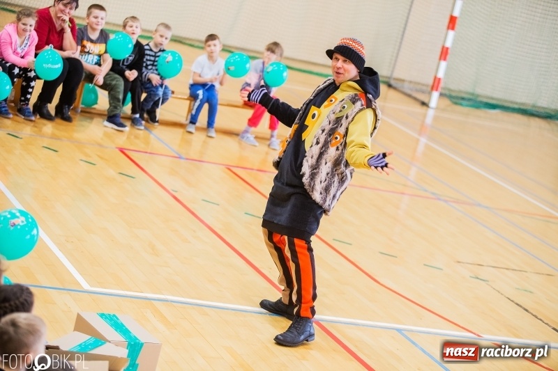 Zdjęcie w galerii na portalu naszraciborz.pl: Tysiąc książek od Empiku dla Szkoły Podstawowej w Rudniku wiadomości z regionu