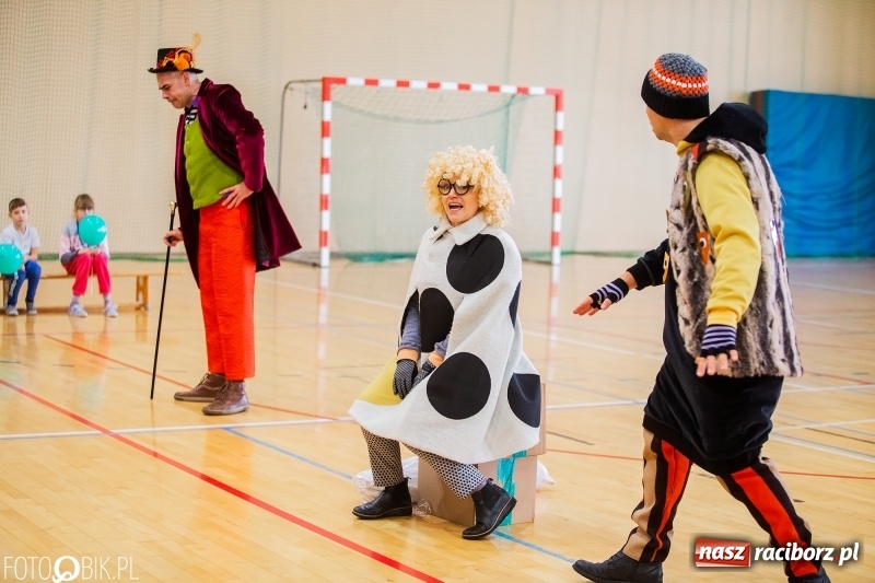 Zdjęcie w galerii na portalu naszraciborz.pl: Tysiąc książek od Empiku dla Szkoły Podstawowej w Rudniku wiadomości z regionu