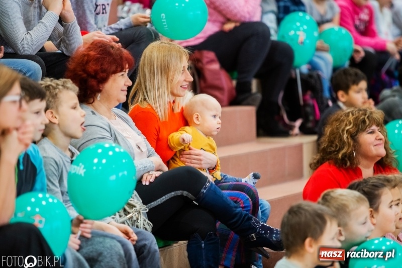 Zdjęcie w galerii na portalu naszraciborz.pl: Tysiąc książek od Empiku dla Szkoły Podstawowej w Rudniku wiadomości z regionu