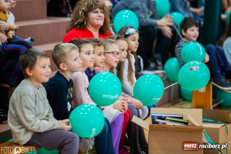 Zdjęcie w galerii na portalu naszraciborz.pl: Tysiąc książek od Empiku dla Szkoły Podstawowej w Rudniku wiadomości z regionu
