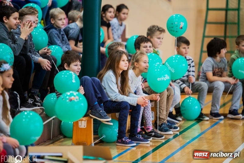 Zdjęcie w galerii na portalu naszraciborz.pl: Tysiąc książek od Empiku dla Szkoły Podstawowej w Rudniku wiadomości z regionu