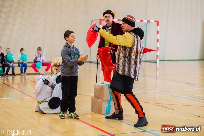 Zdjęcie w galerii na portalu naszraciborz.pl: Tysiąc książek od Empiku dla Szkoły Podstawowej w Rudniku wiadomości z regionu