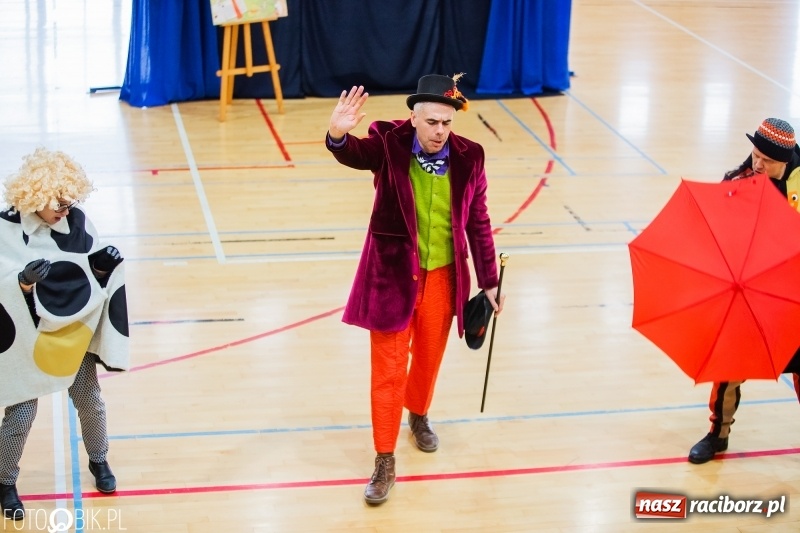 Zdjęcie w galerii na portalu naszraciborz.pl: Tysiąc książek od Empiku dla Szkoły Podstawowej w Rudniku wiadomości z regionu