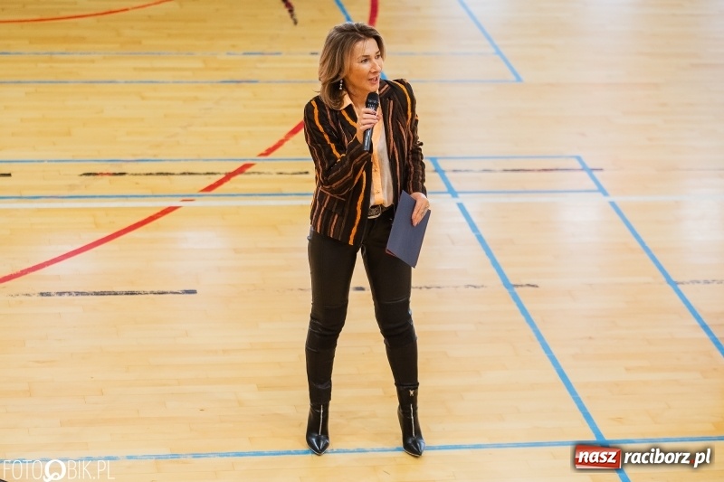 Zdjęcie w galerii na portalu naszraciborz.pl: Tysiąc książek od Empiku dla Szkoły Podstawowej w Rudniku wiadomości z regionu