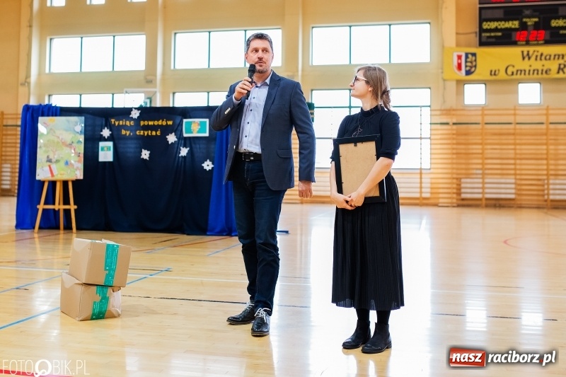 Zdjęcie w galerii na portalu naszraciborz.pl: Tysiąc książek od Empiku dla Szkoły Podstawowej w Rudniku wiadomości z regionu