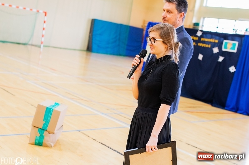 Zdjęcie w galerii na portalu naszraciborz.pl: Tysiąc książek od Empiku dla Szkoły Podstawowej w Rudniku wiadomości z regionu