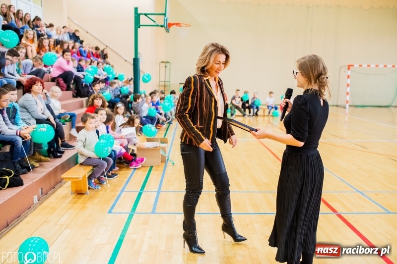 Zdjęcie w galerii na portalu naszraciborz.pl: Tysiąc książek od Empiku dla Szkoły Podstawowej w Rudniku wiadomości z regionu