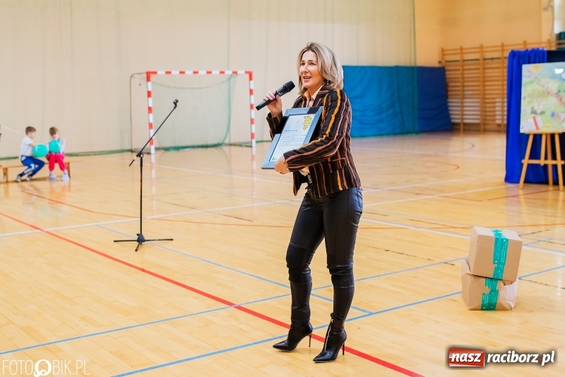 Zdjęcie w galerii na portalu naszraciborz.pl: Tysiąc książek od Empiku dla Szkoły Podstawowej w Rudniku wiadomości z regionu