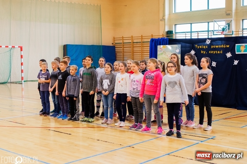 Zdjęcie w galerii na portalu naszraciborz.pl: Tysiąc książek od Empiku dla Szkoły Podstawowej w Rudniku wiadomości z regionu