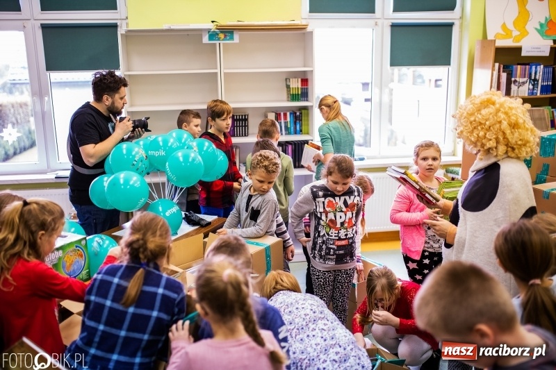 Zdjęcie w galerii na portalu naszraciborz.pl: Tysiąc książek od Empiku dla Szkoły Podstawowej w Rudniku wiadomości z regionu